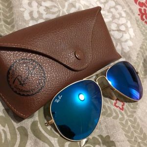 Mirrored Blue Ray Ban aviators
